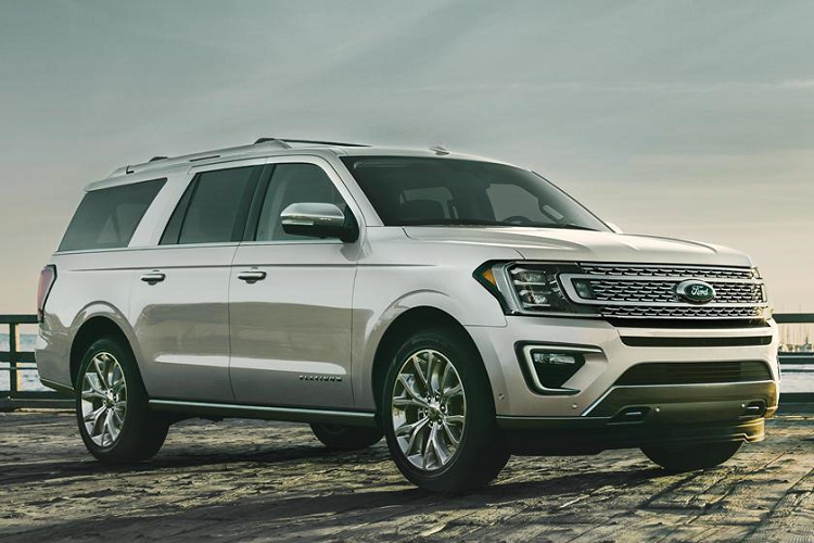 Ford Expedition King Ranch mới sẽ được sơn màu xám đá, la-zăng 22 inch hai tông màu, bệ lên xuống điều khiển bằng điện, giá để đồ trên nóc, nhãn hiệu nhận diện đặc biệt bên trong và bên ngoài giúp phân biệt với phiên bản thường.