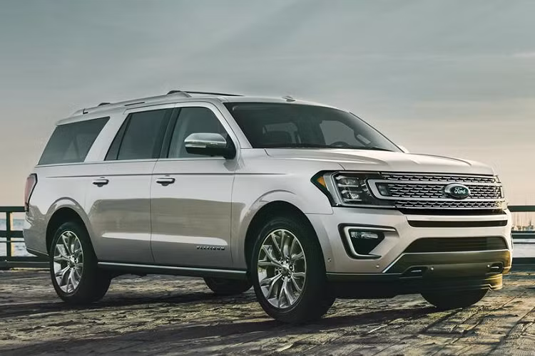 Ford Expedition King Ranch mới sẽ được sơn màu xám đá, la-zăng 22 inch hai tông màu, bệ lên xuống điều khiển bằng điện, giá để đồ trên nóc, nhãn hiệu nhận diện đặc biệt bên trong và bên ngoài giúp phân biệt với phiên bản thường.