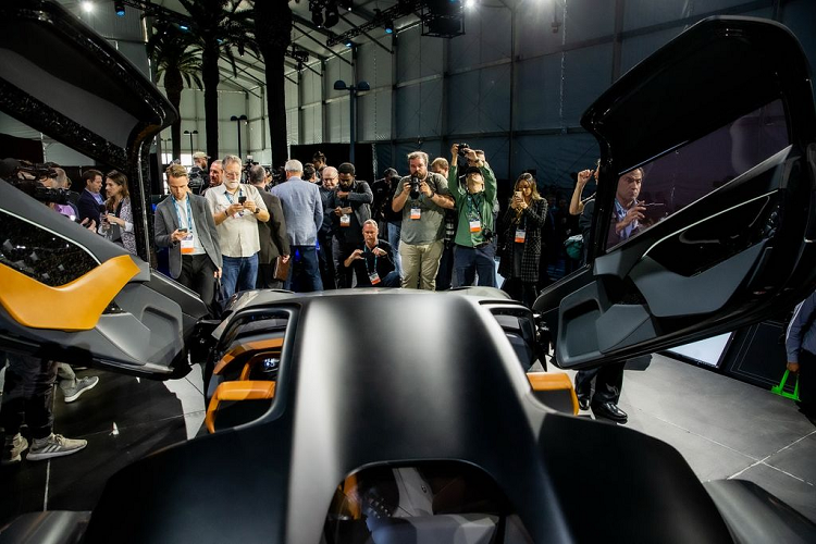 Một công nghệ tiên tiến khác cũng phải kể tới là cảm biến nhận diện khuôn mặt và vân tay để mở cửa xe trong khi bộ ghế ngồi và vô lăng Sinh trắc học đem lại cảm giác thoải mái cũng như hiệu năng điều khiển cao. Hệ thống âm thanh 3D mang lại trải nghiệm riêng biệt cho người lái và những hành khách, kết hợp cùng hệ thống kính điện tử với khả năng tùy chỉnh độ sáng/tối, mang lại sự riêng tư và an toàn cho hành khách.