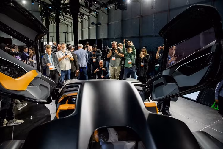 Một công nghệ tiên tiến khác cũng phải kể tới là cảm biến nhận diện khuôn mặt và vân tay để mở cửa xe trong khi bộ ghế ngồi và vô lăng Sinh trắc học đem lại cảm giác thoải mái cũng như hiệu năng điều khiển cao. Hệ thống âm thanh 3D mang lại trải nghiệm riêng biệt cho người lái và những hành khách, kết hợp cùng hệ thống kính điện tử với khả năng tùy chỉnh độ sáng/tối, mang lại sự riêng tư và an toàn cho hành khách.