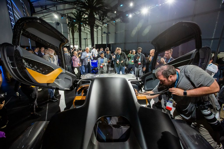 Để giải thích, vòng tua ở các bánh xe phụ thuộc vào sự truyền động của các bánh răng và con số trên là kết quả khi nhân mức mô-men xoắn của động cơ với tỷ số truyền. Mặt khác, khối sức mạnh khủng này cho phép SC2 khả năng tăng tốc từ 0 lên 96 km/h chỉ trong dưới 1.9 giây. Quãng đường di chuyển cho 1 lần sạc của xe được công bố là 563 km.