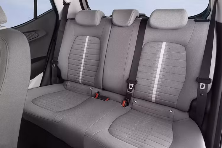 Bảng táp lô kết hợp màu đen với xám trắng, trông ưa nhìn hơn nhưng vẫn mang cảm giác nhựa rẻ tiền. Tất nhiên, không tránh khỏi điều đó xét trên phân khúc và giá bán i10. Dù sao, xe cũng không mang lại cảm giác sang trọng như cách nói của nhà sản xuất. Về công nghệ, hệ thống thông tin giải trí 8 inch trên i10 mới lớn nhất phân khúc, hỗ trợ Apple CarPlay và Android Auto.