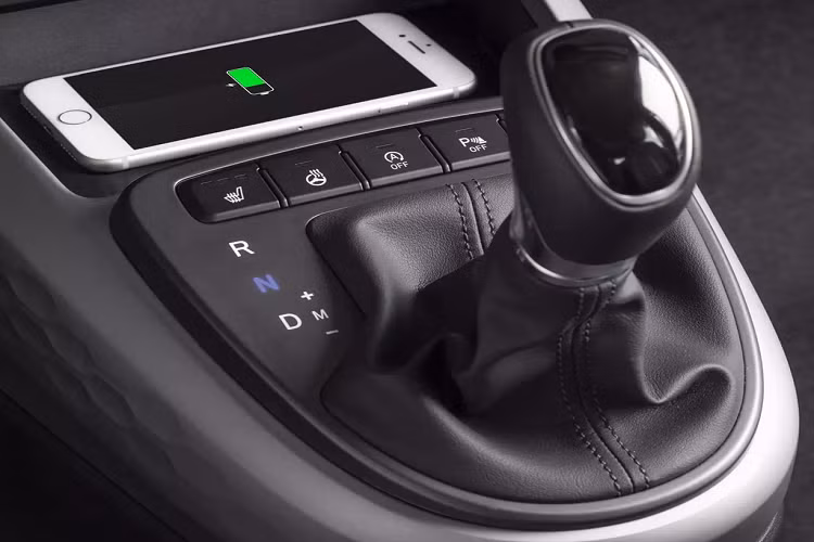 Hatchback mới còn được trang bị nhiều tính năng hiện đại như xe Hyundai cỡ lớn nhưng đều ở dạng tùy chọn. Trong số này phải kể tới camera phía sau, sạc không dây, và nền tảng kết nối Connected Car. Diện tích khoang hành lý vẫn như bản cũ với 252 lít. Mặc dù không rộng nhất phân khúc, khoang hành lý i10 mới vẫn ngang ngửa Picanto (255 lít), và rộng hơn Toyota Aygo (168 lít).