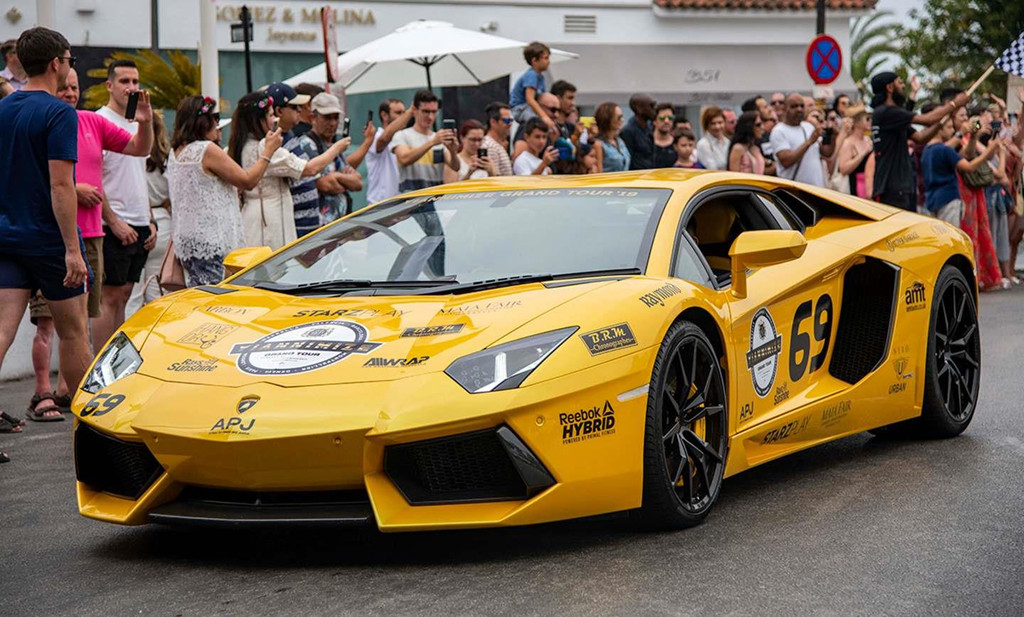 Tất cả xe tham gia là đều được dán logo Yiannimize Grand Tour và đầy ắp logo của nhiều nhà tài trợ khác.