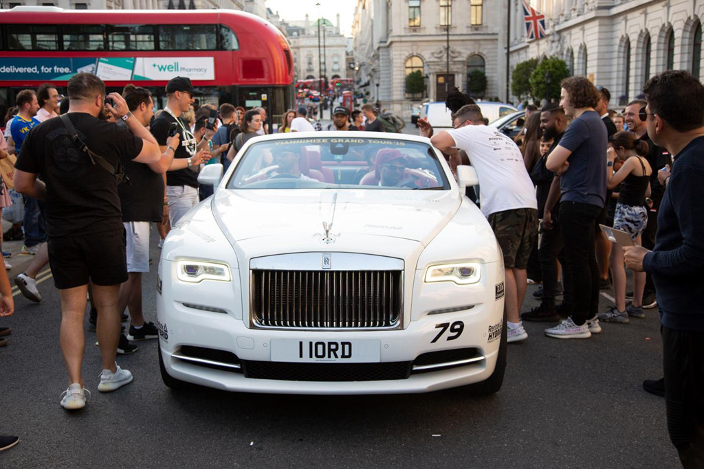 Phần lớn xe tham dự đều là siêu xe đường phố với đủ màu sắc sặc sỡ. Điều đó khiến một mẫu xe kiểu quý tộc như chiếc Rolls-Royce Dawn màu trắng này trở nên khá nổi bật.