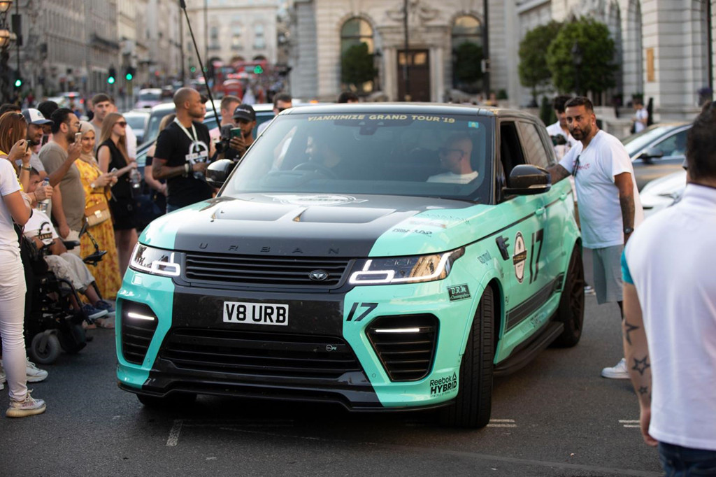 Ngoài ra, hành trình còn có sự góp mặt của một số mẫu SUV hạng sang, chẳng hạn như chiếc Ranger Rover Sport độ Urban Automotive mang số 17 (ảnh).