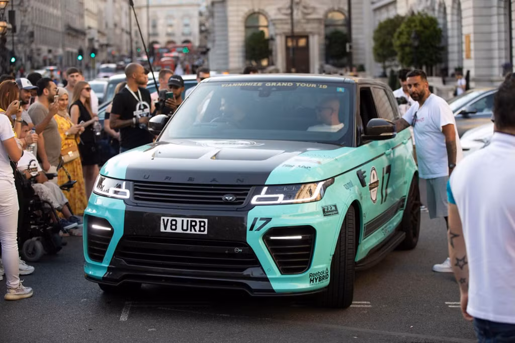 Ngoài ra, hành trình còn có sự góp mặt của một số mẫu SUV hạng sang, chẳng hạn như chiếc Ranger Rover Sport độ Urban Automotive mang số 17 (ảnh).