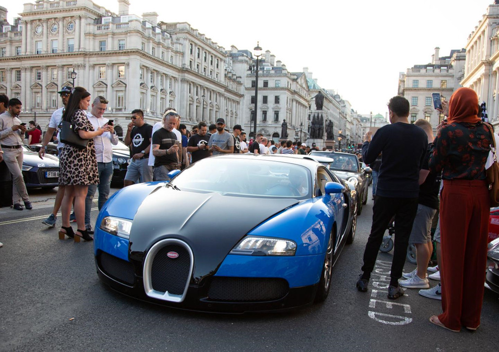 Để gia nhập “cuộc chơi”, mỗi tài xế cần đóng mức phí cơ bản là 17.600 USD và trả thêm 8.800 USD cho mỗi thành viên đi cùng.