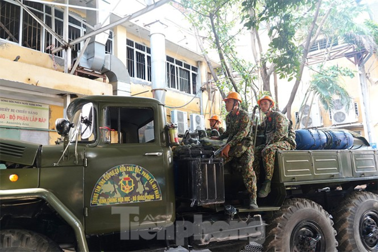 Khoảng 8 giờ 30 phút, một số cán bộ Viện công nghệ môi trường (IET) thuộc Viện Hà lâm khoa học và công nghệ Việt Nam mang theo thiết bị chuyên dụng để lấy mẫu tại khu vực bị cháy gần cổng phụ của Công ty Rạng Đông 