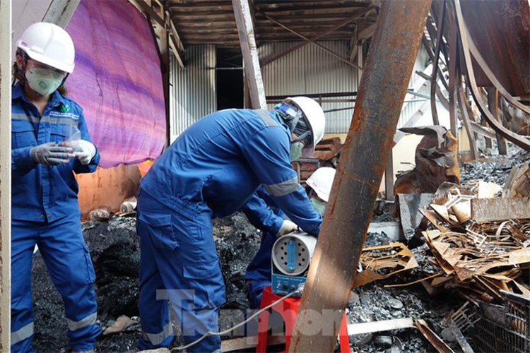 Cách đó không xa, Bộ đội Hoá học chuẩn bị các thiết bị, phương tiện sẵn sàng cho công tác xử lý môi trường tại khu vực này 