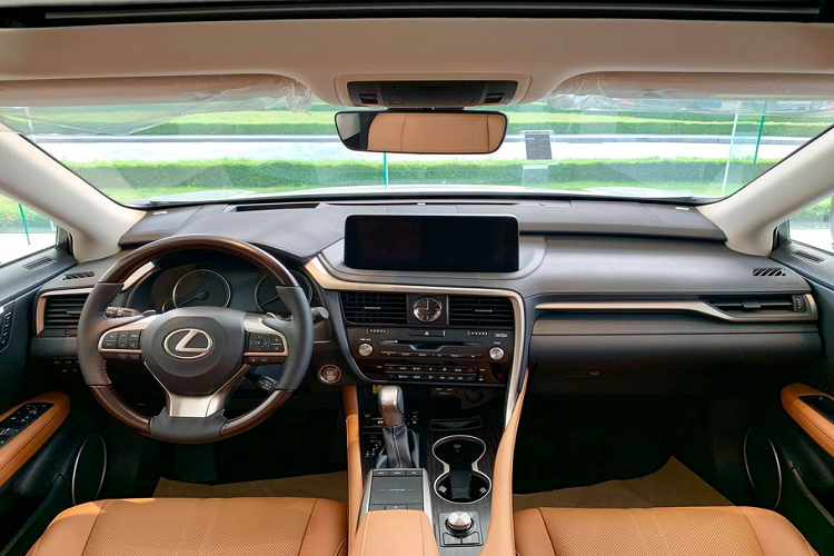 Không gian cabin của RX 350 2020 không có sự thay đổi nào về thiết kế so với "người tiền nhiệm". Lexus chỉ mang tới sự nâng cấp về màn hình trung tâm dạng cảm ứng thay vì touchpad điều khiển như đời cũ.