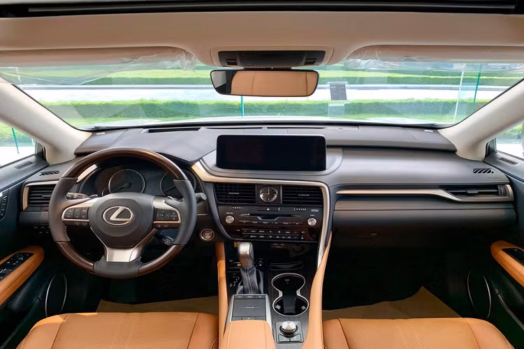 Không gian cabin của RX 350 2020 không có sự thay đổi nào về thiết kế so với "người tiền nhiệm". Lexus chỉ mang tới sự nâng cấp về màn hình trung tâm dạng cảm ứng thay vì touchpad điều khiển như đời cũ.