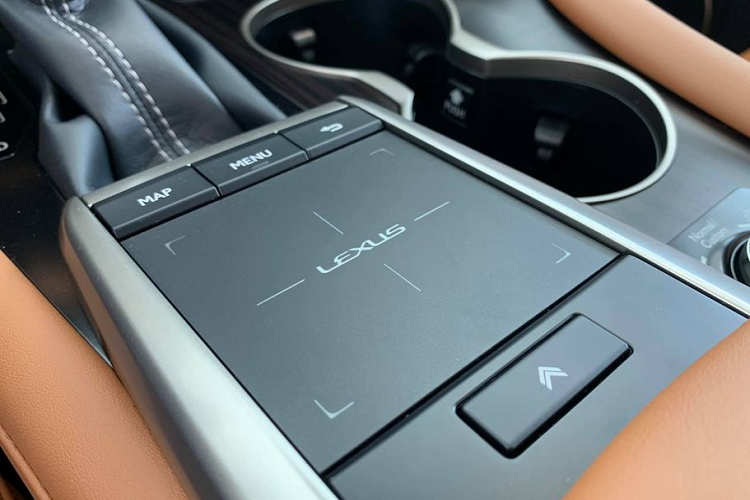 Về truyền động, Lexus RX 350 2020 được trang bị động cơ V6 3.5L với công suất đầu ra 296 mã lực và mô-men xoắn cực đại 370 Nm.