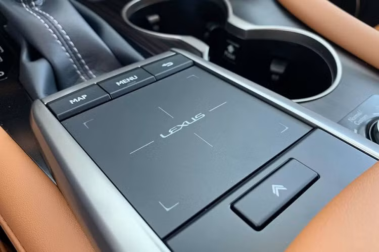 Về truyền động, Lexus RX 350 2020 được trang bị động cơ V6 3.5L với công suất đầu ra 296 mã lực và mô-men xoắn cực đại 370 Nm.