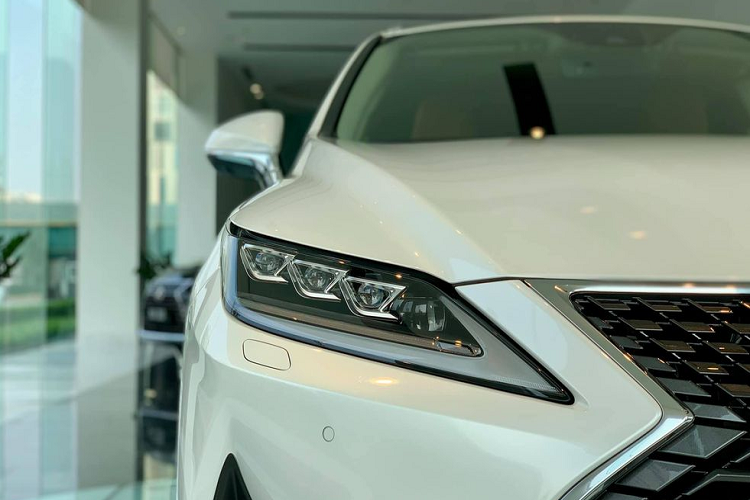 Cận cảnh bộ lưới tản nhiệt mới của Lexus RX 350 2020 mới với camera trước cho hệ thống camera 360 độ