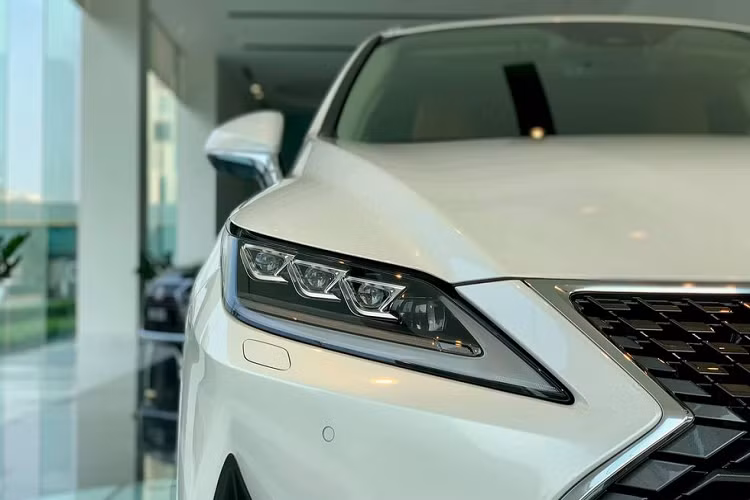 Cận cảnh bộ lưới tản nhiệt mới của Lexus RX 350 2020 mới với camera trước cho hệ thống camera 360 độ