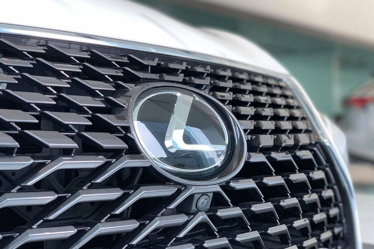 Ngoài ra, chi tiết dễ dàng phân biệt nhất trên thế hệ mới chính nằm ở cụm đèn sương mù bên cản dưới. Nếu như ở phiên bản trước, đèn sương mù chỉ là dạng tinh cầu projector nhỏ thì nay đã được làm to và kéo dài như hình chiếc lá. Bên cạnh đó, hốc hút gió trước dạng dọc cũng tô điểm thêm cho nét thể thao ở phần đầu xe.