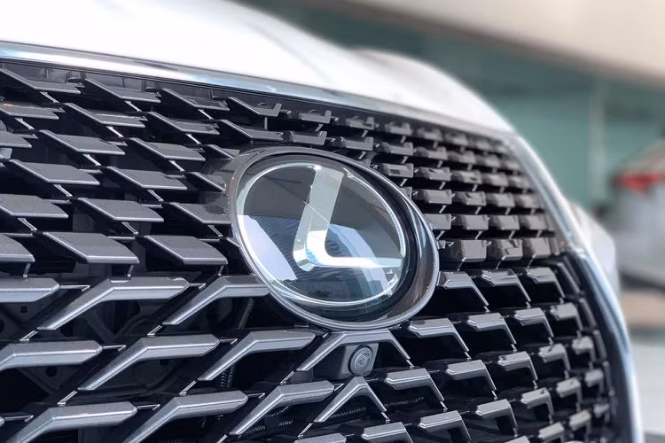 Ngoài ra, chi tiết dễ dàng phân biệt nhất trên thế hệ mới chính nằm ở cụm đèn sương mù bên cản dưới. Nếu như ở phiên bản trước, đèn sương mù chỉ là dạng tinh cầu projector nhỏ thì nay đã được làm to và kéo dài như hình chiếc lá. Bên cạnh đó, hốc hút gió trước dạng dọc cũng tô điểm thêm cho nét thể thao ở phần đầu xe.