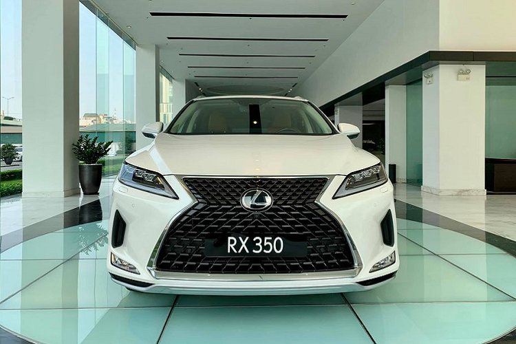 Để nhận ra các chi tiết thay đổi có lẽ sẽ phải "zoom in" khá kỹ. Đầu tiên, cụm đèn chiếu sáng chính dạng Full-LED trên RX mới đã được các kỹ sư Nhật Bản gọt mỏng hơn so với trước đây, cụm lưới tản nhiệt hình con suốt trứ danh đã được thay đổi chi tiết bên trong từ dạng nan ngang sang dạng tổ ong thể thao và bắt mắt hơn.