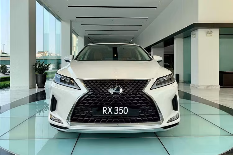 Để nhận ra các chi tiết thay đổi có lẽ sẽ phải "zoom in" khá kỹ. Đầu tiên, cụm đèn chiếu sáng chính dạng Full-LED trên RX mới đã được các kỹ sư Nhật Bản gọt mỏng hơn so với trước đây, cụm lưới tản nhiệt hình con suốt trứ danh đã được thay đổi chi tiết bên trong từ dạng nan ngang sang dạng tổ ong thể thao và bắt mắt hơn.