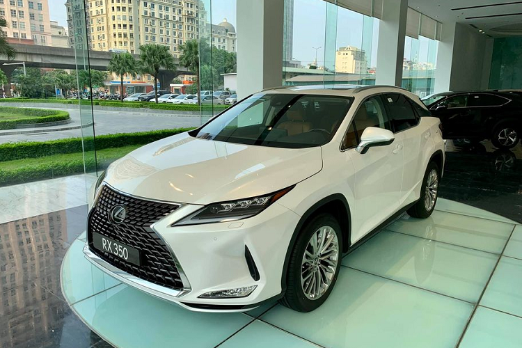 Đi kèm với đó là hộp số tự động 8 cấp và khả năng tăng tốc từ 0 - 100 km/h trong 7,9 giây trước khi cham ngưỡng 200 km/h vận tốc tối đa.