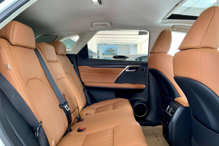 Và tất nhiên, màn hình giải trí trung tâm của RX 350 2020 cũng sẽ được tích hợp các công nghệ kết nối điện thoại thông minh như Apple CarPlay hay Android Auto...