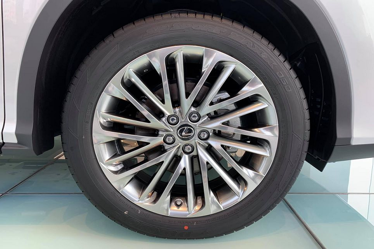 Mẫu crossover hạng sang Lexus RX 350 2020 được trang bị bộ vành đa chấu có công năng giảm tiếng ồn với kích thước 20 inch