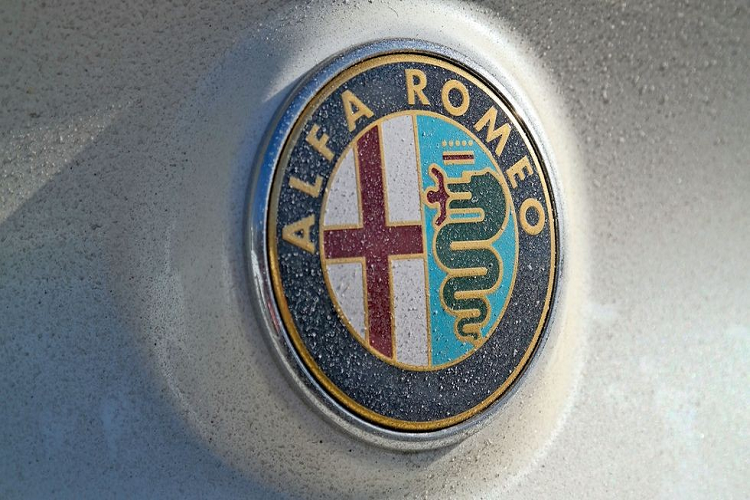 Logo của thương hiệu Alfa Romeo mô tả hình một người đang bị ăn thịt bởi một con rắn. Bạn khó có thể tìm thấy một huy hiệu nào “man rợ” hơn thế.