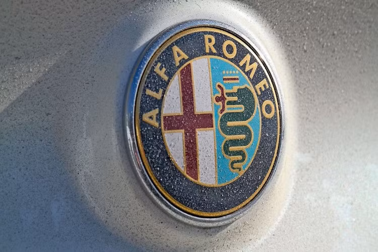 Logo của thương hiệu Alfa Romeo mô tả hình một người đang bị ăn thịt bởi một con rắn. Bạn khó có thể tìm thấy một huy hiệu nào “man rợ” hơn thế.