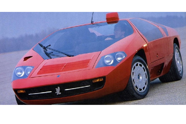 Logo Isdera là hình ảnh một con diều hâu đang nhào xuống bắt lấy con mồi bằng móng vuốt. Nếu điều đó không thể hiện bản tính “săn mồi” trên đường phố của Isdera thì không rõ là thứ gì sẽ làm được. Chiếc Imperator 108i mà bạn thấy ở đây có trang bị một động cơ V8 độ AMG sản sinh hơn 400 mã lực.