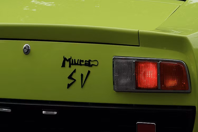 Hầu hết các mẫu xe của Lamborghini đều được đặt tên theo các con bò tót, và Miura không phải là ngoại lệ. Tuy nhiên, các nhà thiết kế đã đi một bước xa hơn và đặt một cặp sừng lên chữ “M” và một cái đuôi lên chữ “a” của hàng chữ Miura.