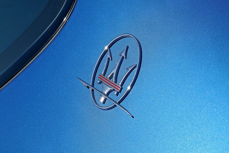 Cây đinh ba là một vũ khí thời cổ đại, nổi tiếng nhất khi gắn liền với Poseidon, vị thần biển cả. Nó có thể không liên quan gì tới xe ô tô, nhưng nó trông rất ngầu trên một chiếc Maserati.