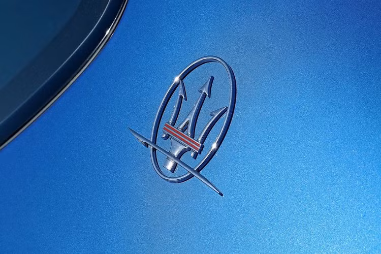 Cây đinh ba là một vũ khí thời cổ đại, nổi tiếng nhất khi gắn liền với Poseidon, vị thần biển cả. Nó có thể không liên quan gì tới xe ô tô, nhưng nó trông rất ngầu trên một chiếc Maserati.