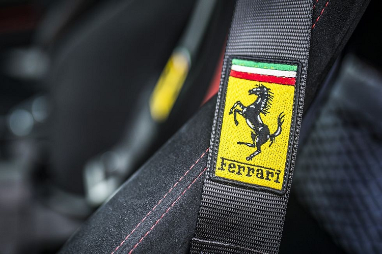 Có lẽ là không có logo nào trứ danh hơn ngựa chồm của Ferrari. Nó được gắn trên mũi của một số mẫu xe đẹp đẽ nhất, được ham muốn nhất trên Trái Đất. Hơn nữa, đúng thực là cũng rất ngầu để ngắm.