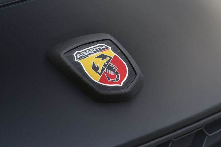 Bọ cạp, với cặp càng lớn và cái đuôi chích độc, thường được coi là dữ dằn và đáng sợ. Nó là huy hiệu hoàn hảo đối với Abarth, công ty độ xe Fiat lâu năm.