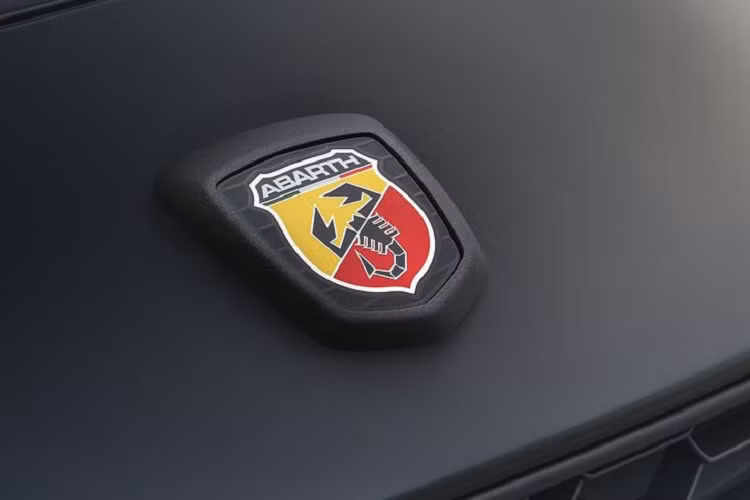 Bọ cạp, với cặp càng lớn và cái đuôi chích độc, thường được coi là dữ dằn và đáng sợ. Nó là huy hiệu hoàn hảo đối với Abarth, công ty độ xe Fiat lâu năm.