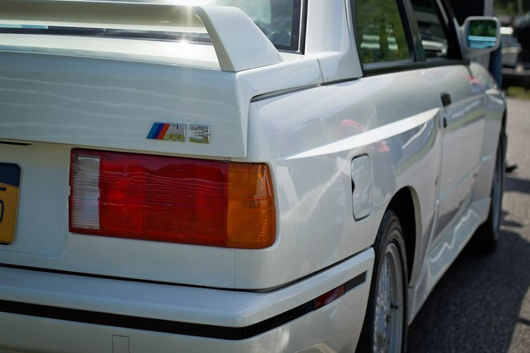 Nếu bện nhìn thấy ba sọc màu bên cạnh chữ cái “M” ở phía sau của một chiếc xe, bạn biết rằng nó đồng nghĩa với hiệu suất cao. Huy hiệu này đã trở thành dấu ấn nổi bật để phát hiện một số mẫu xe BMW vĩ đại nhất từng được sản xuất. Thậm chí nó nổi tiếng đến mức người ta còn mua hàng giả và gắn lên chiếc xe phổ thông của mình.