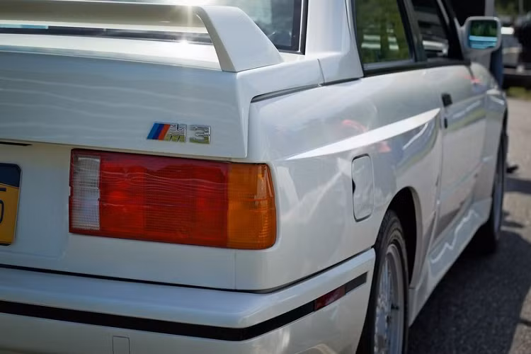 Nếu bện nhìn thấy ba sọc màu bên cạnh chữ cái “M” ở phía sau của một chiếc xe, bạn biết rằng nó đồng nghĩa với hiệu suất cao. Huy hiệu này đã trở thành dấu ấn nổi bật để phát hiện một số mẫu xe BMW vĩ đại nhất từng được sản xuất. Thậm chí nó nổi tiếng đến mức người ta còn mua hàng giả và gắn lên chiếc xe phổ thông của mình.