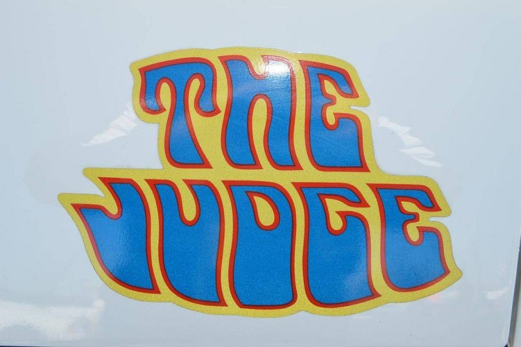 “The Judge” (Thẩm phán) là một gói trang bị nâng cấp dành cho mẫu Pontiac GTO bắt đầu trong năm 1969. Bên cạnh một động cơ nâng cấp và bộ la-zăng Rally II, nó có huy hiệu giúp gợi lên thời đại đó một cách hoàn hảo.