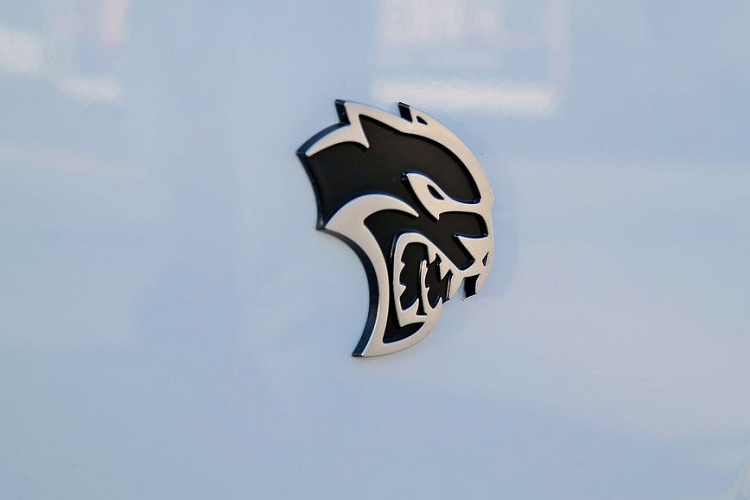 Dodge dường như rất giỏi trong việc tạo nên những huy hiệu đáng nhớ và phù hợp với những chiếc xe hiệu suất cao của họ. Logo Hellcat là một minh chứng khác cho thấy điều đó.