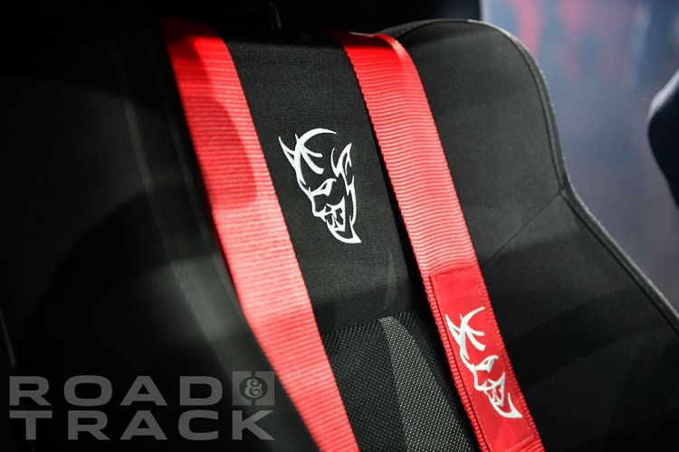 Logo Demon, thấy ở trên chiếc xe thương mại Dodge mạnh mẽ nhất, là vô cùng bắt mắt và ngầu. Nó là một đầu quỷ với sừng, nanh sắc và một nụ cười nham hiểm.