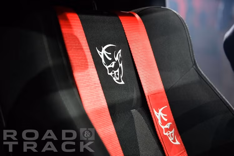 Logo Demon, thấy ở trên chiếc xe thương mại Dodge mạnh mẽ nhất, là vô cùng bắt mắt và ngầu. Nó là một đầu quỷ với sừng, nanh sắc và một nụ cười nham hiểm.