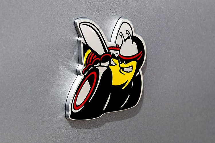 Với việc lựa chọn gói Challenger Scat Pack, chiếc Challenger SRT và Dodge của bạn sẽ có thêm một huy hiệu xe ôtô mang hình hình chú ong đua drag kiểu hoạt họa cực chất ở trên tấm chắn bùn. Một con côn trùng với lốp xe drag to lớn và ống xả dường như là một hình ảnh hơi quá, nhưng phù hợp với đúng bản chất gói trang bị này.