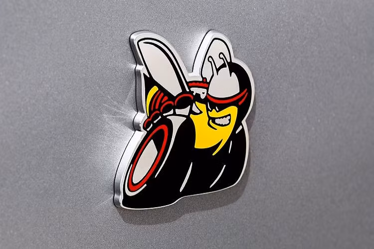 Với việc lựa chọn gói Challenger Scat Pack, chiếc Challenger SRT và Dodge của bạn sẽ có thêm một huy hiệu xe ôtô mang hình hình chú ong đua drag kiểu hoạt họa cực chất ở trên tấm chắn bùn. Một con côn trùng với lốp xe drag to lớn và ống xả dường như là một hình ảnh hơi quá, nhưng phù hợp với đúng bản chất gói trang bị này.