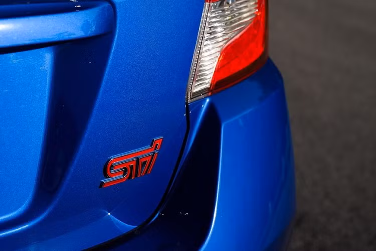 Huy hiệu chữ STI màu hồng của Subarru đã là dấu ấn của những chiếc xe hiệu suất cao hàng đầu của công ty trong nhiều thập kỷ. Khi bạn thấy một chiếc Subaru ồn ào chạy qua, đây là huy hiệu mà bạn nên tìm kiếm.