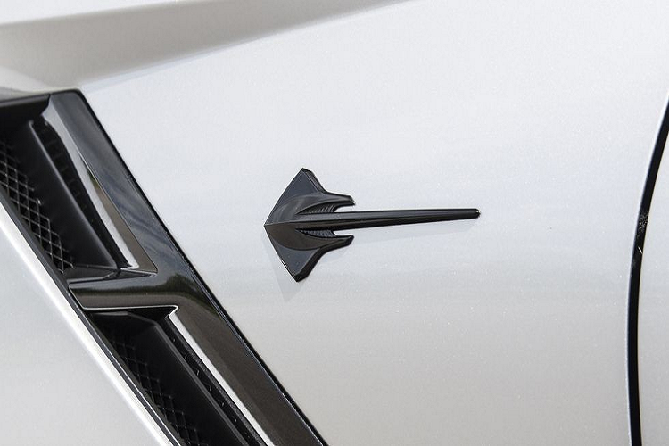 Không ít người đã vui mừng khi nghe thấy Chevrolet sẽ đưa cái tên Stingray trở lại trên Corvette thế hệ thứ 7, và công ty thậm chí đã đi xa tới mức thiết kế và đặt một huy hiệu hình cá đuối lên bên sườn xe. Tuyệt hơn nữa, nó sẽ còn quay lại với cả C8 Corvette nữa.