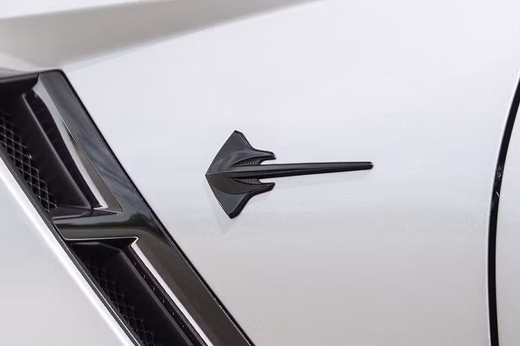 Không ít người đã vui mừng khi nghe thấy Chevrolet sẽ đưa cái tên Stingray trở lại trên Corvette thế hệ thứ 7, và công ty thậm chí đã đi xa tới mức thiết kế và đặt một huy hiệu hình cá đuối lên bên sườn xe. Tuyệt hơn nữa, nó sẽ còn quay lại với cả C8 Corvette nữa.