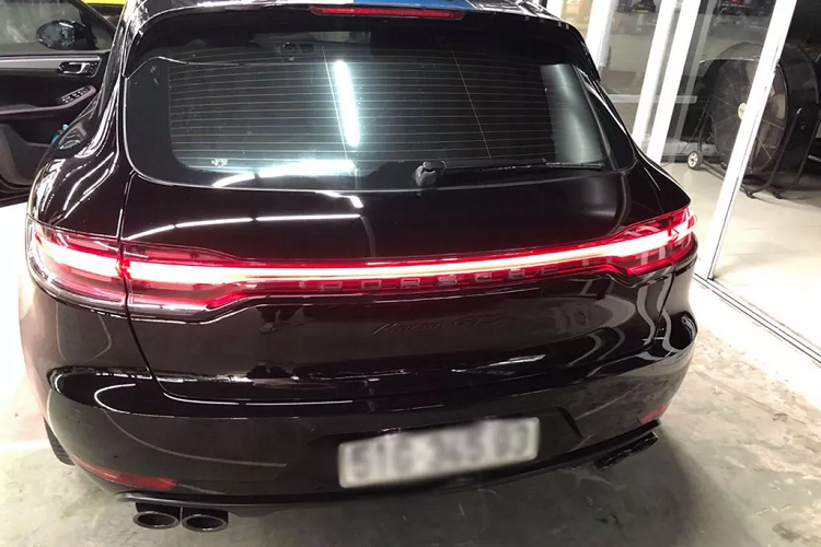 Phức tạp hơn một chút như "lên đời" cho Lexus LX570 lên LX570 facelift bằng cách thay thế toàn bộ phần đầu xe, làm đồng lại vị trí cột D để ‘’lên’’ ô kính mới và nắp cốp phía sau,… Nếu chủ sở hữu muốn, các thợ Việt hoàn toàn có thể đáp ứng được với giá thành khá tốt.