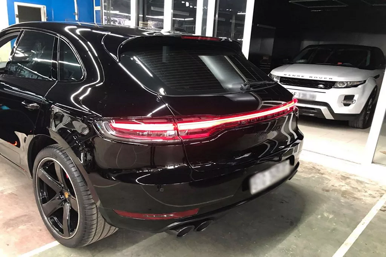 Hiện nay, xu hướng ‘’lên đời’’ cho xe ngày một phổ biến tại Việt Nam, đơn giản có Mercedes-Benz S-Class W222 đời đầu lên cụm đèn pha MULTIBEAM LED với 3 dải đèn chiếu sáng ban ngày thuôn dài sử dụng 84 bóng đèn LED hiệu suất cao của W222 facelift, và thậm chí thay cả đèn hậu “crystal” tăng thêm phần quyến rũ khi nhìn từ phía sau.