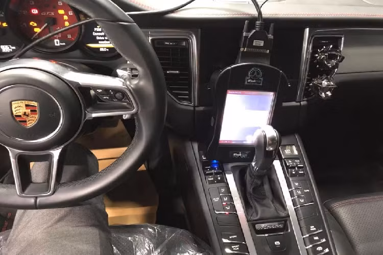 Ngoài nâng cấp về đèn hậu, Macan GTS đã được remap ECU bởi FlashMap (Ý) cho phép tối ưu hóa công suất và mô-men xoắn và độ nhạy, phản ứng chân ga. Đây được xem là một gợi ý dành cho những người đang sử dụng dòng xe Porsche Macan và đang muốn lên đời xe.